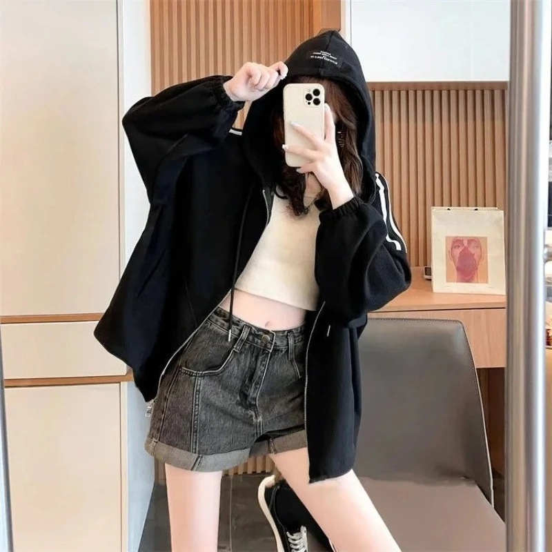 Winter Clothing Essentials For Women - Kontrastowe kolorystycznie bluzy damskie z zamkiem